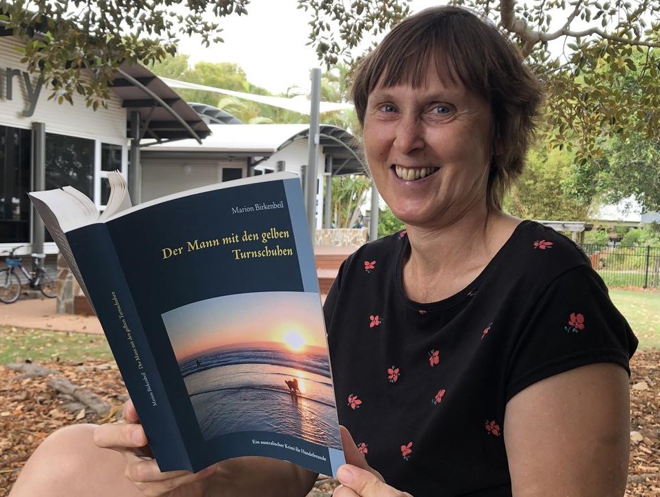 Autorin Marion Birkenbeil mit ihrem Buch