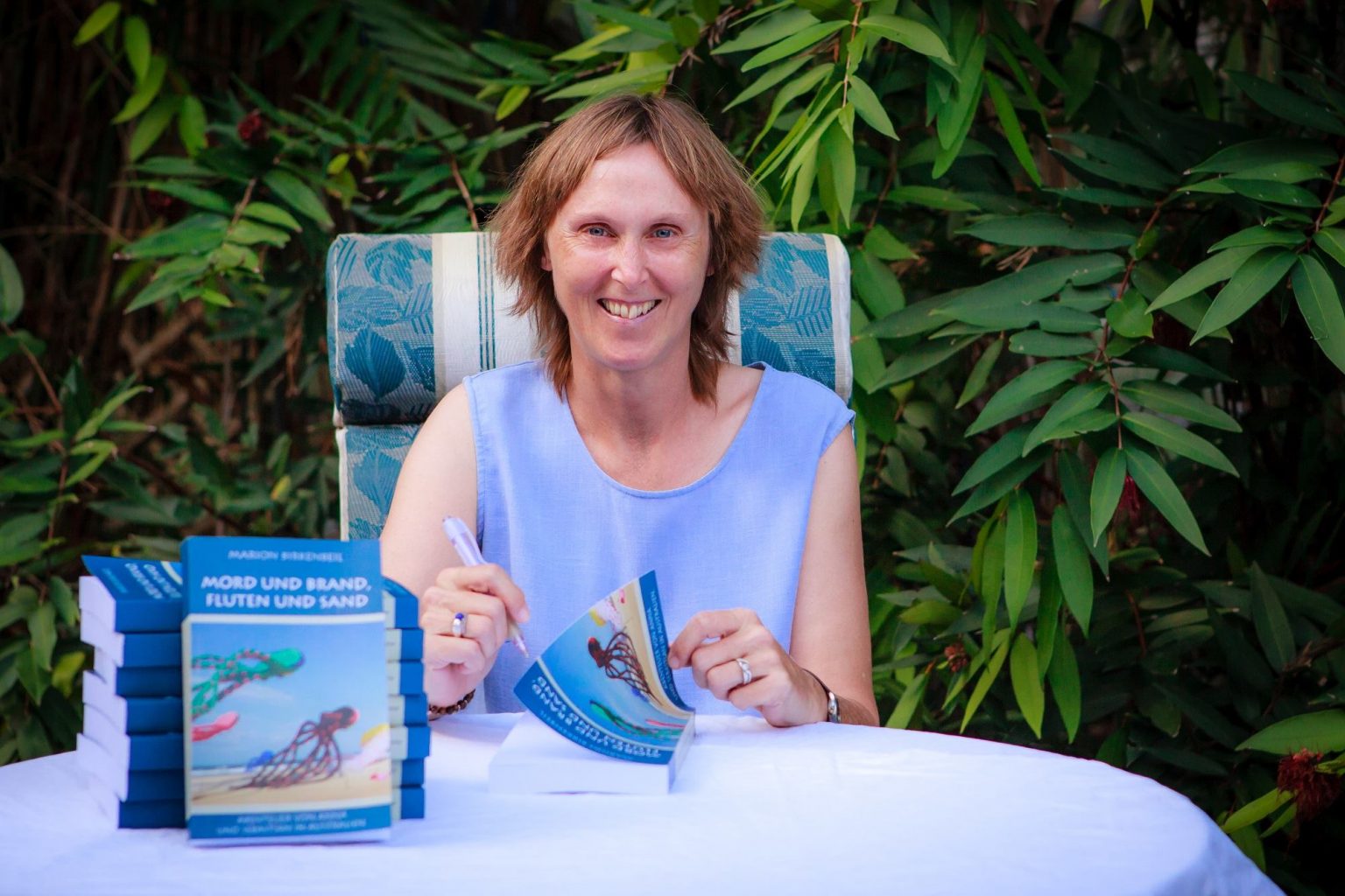 Marion Birkenbeil bei einer Signierstunde mit ihrem Buch Mord und Brand, Fluten und Sand